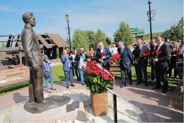 В Кемеровской области России открыт памятник выдающемуся узбекскому поэту и драматургу Усману Насыру